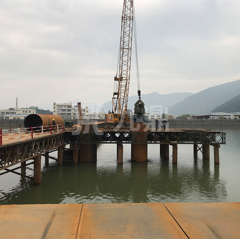   應(yīng)急貝雷鋼便橋和固定貝雷鋼便橋具有構(gòu)件少，重量輕，成本低的特點(diǎn)